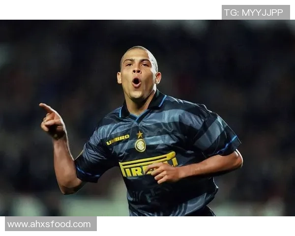 足球传奇汇聚：明星球员明信片珍藏版，带你领略足坛风云人物风采